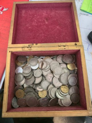 Caja de madera con pesetas antiguas