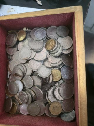 Caja de madera con pesetas antiguas