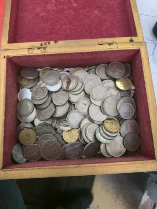Caja de madera con pesetas antiguas