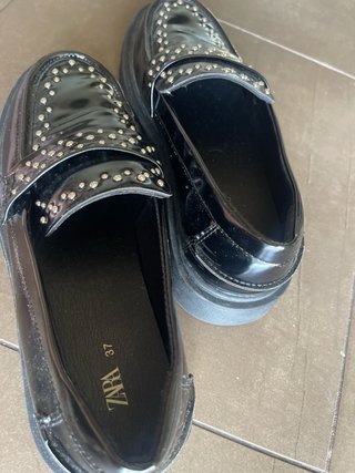 Mocasines negros con tachuelas