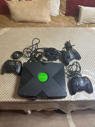 Xbox Clásica + 3 mandos