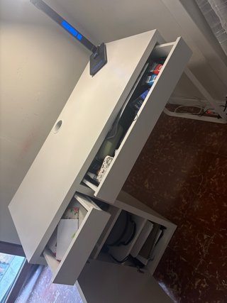 Escritorio blanco con cajones y armario