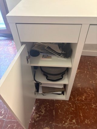 Escritorio blanco con cajones y armario