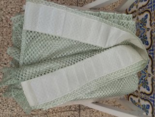 Cortina de tela verde menta perforada