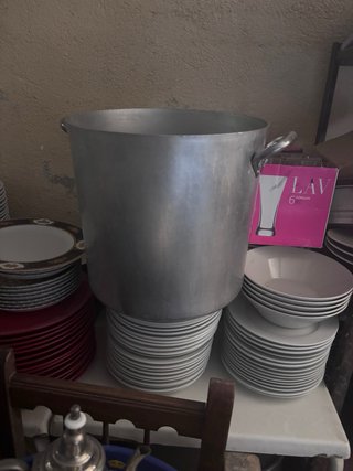 Olla grande de aluminio y pailas de metal se vende