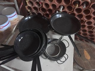 Olla grande de aluminio y pailas de metal se vende