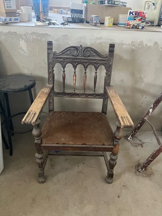 Sillón de madera antiguo para restaurar
