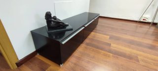 Mueble TV negro madera lacada.
