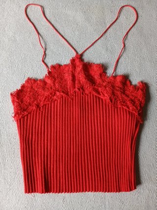 Top rojo con encaje y tirantes