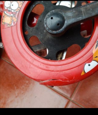 Bicicleta infantil roja con ruedines