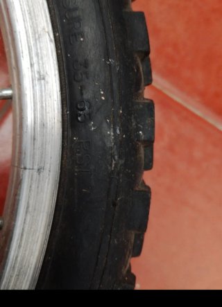 Bicicleta infantil roja con ruedines