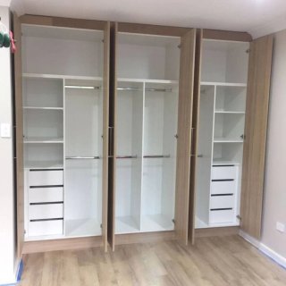 Armarios modulares de madera color beige y blanco