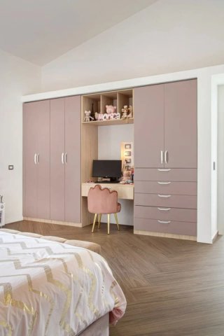 Armarios modulares de madera color beige y blanco