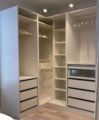 Armarios modulares de madera color beige y blanco
