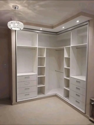 Armarios modulares de madera color beige y blanco