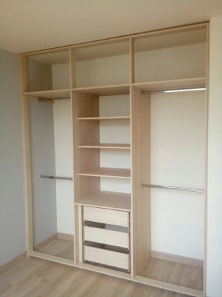 Armarios modulares de madera color beige y blanco