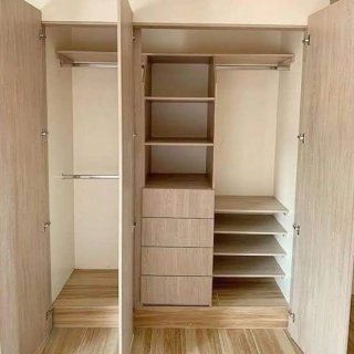 Armarios modulares de madera color beige y blanco