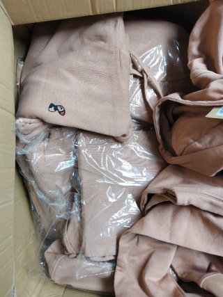 Sudadera rosa con bordado de frailecillo