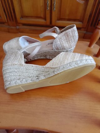 Zapatillas cuña doradas y plateadas