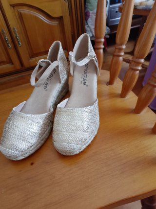 Zapatillas cuña doradas y plateadas