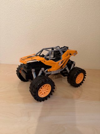 Coche teledirigido todoterreno naranja