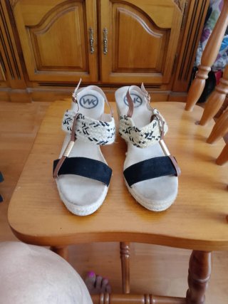 Sandalias cuña beige y negras