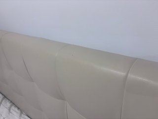 Cabezal de cama 150 cm polipiel beige.