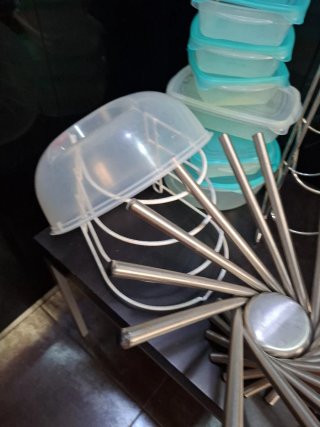 CHOLLO COCINA:  Recipientes varios