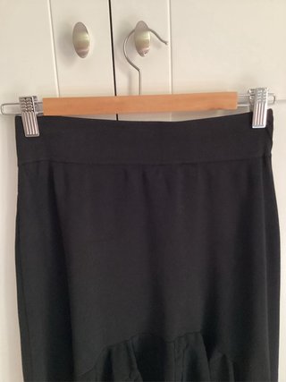 Falda Zara TS negra volantes