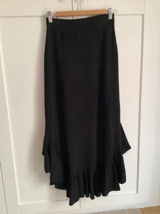 Falda Zara TS negra volantes
