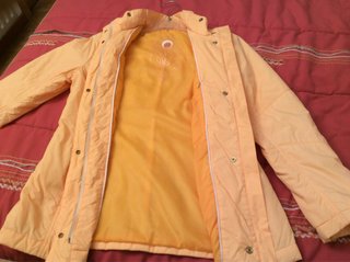Chubasquero naranja y amarillo