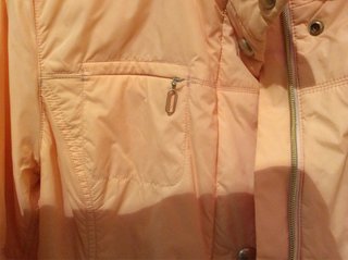 Chubasquero naranja y amarillo