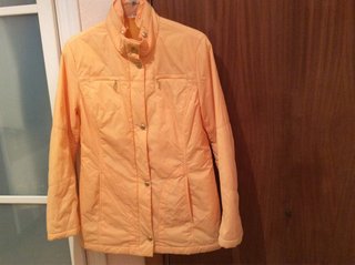 Chubasquero naranja y amarillo