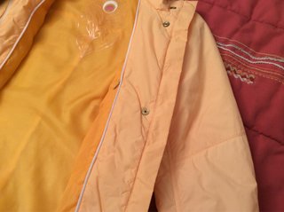 Chubasquero naranja y amarillo