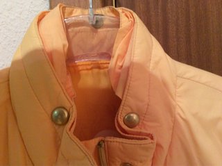 Chubasquero naranja y amarillo