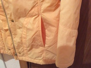 Chubasquero naranja y amarillo