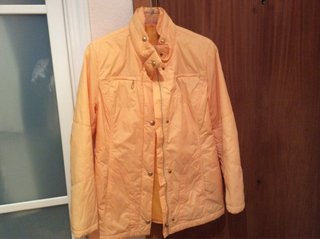 Chubasquero naranja y amarillo
