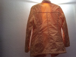Chubasquero naranja y amarillo