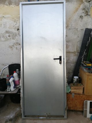 Puerta metálica exterior