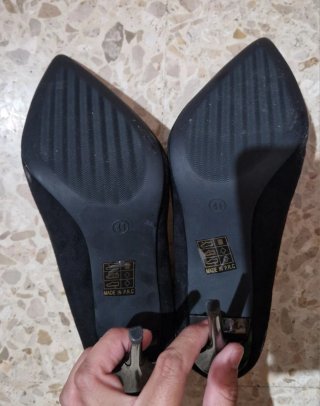 Tacones negros de ante