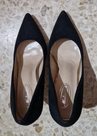 Tacones negros de ante