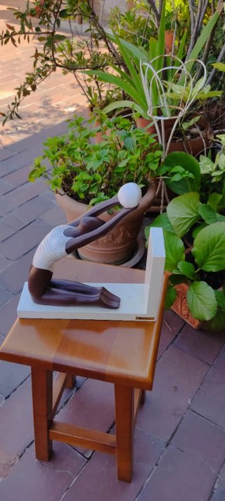 Figura sujeta libros con esfera y base