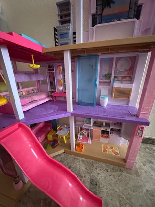 Casa de Barbie con tobogán y accesorios