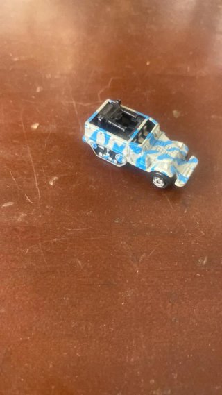 Coche de colección Micromachines camuflado