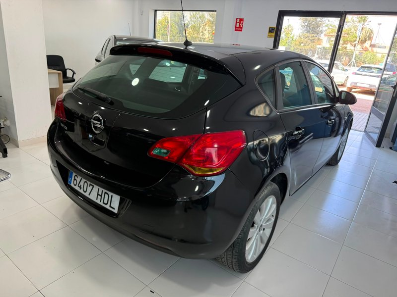Opel Astra 2011, foto 4