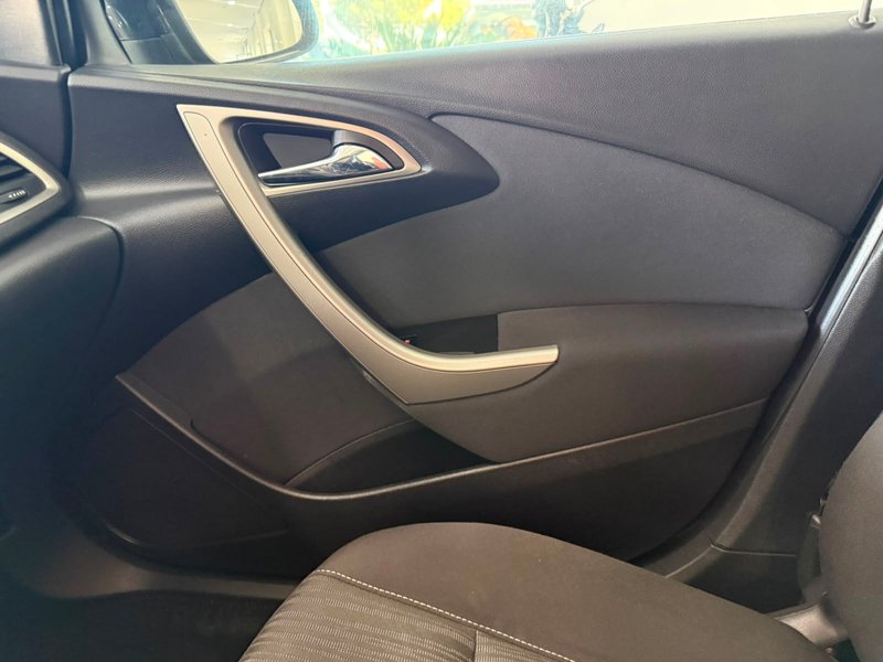 Opel Astra 2011, foto 7