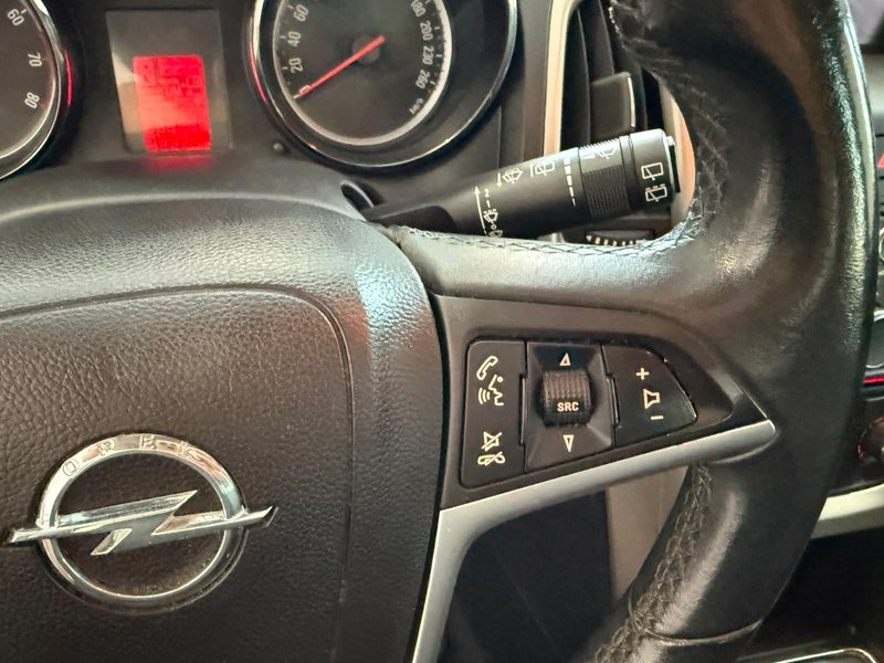 Opel Astra 2011, foto 11