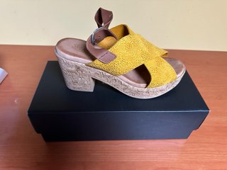 Sandalias Fiordi mujer amarillo y cuero en tiras