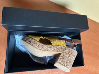 Sandalias Fiordi mujer amarillo y cuero en tiras