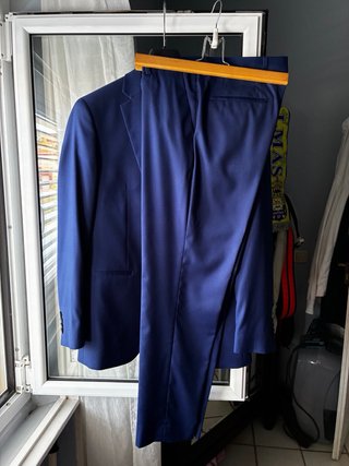 Traje azul chaqueta y pantalón con camisa